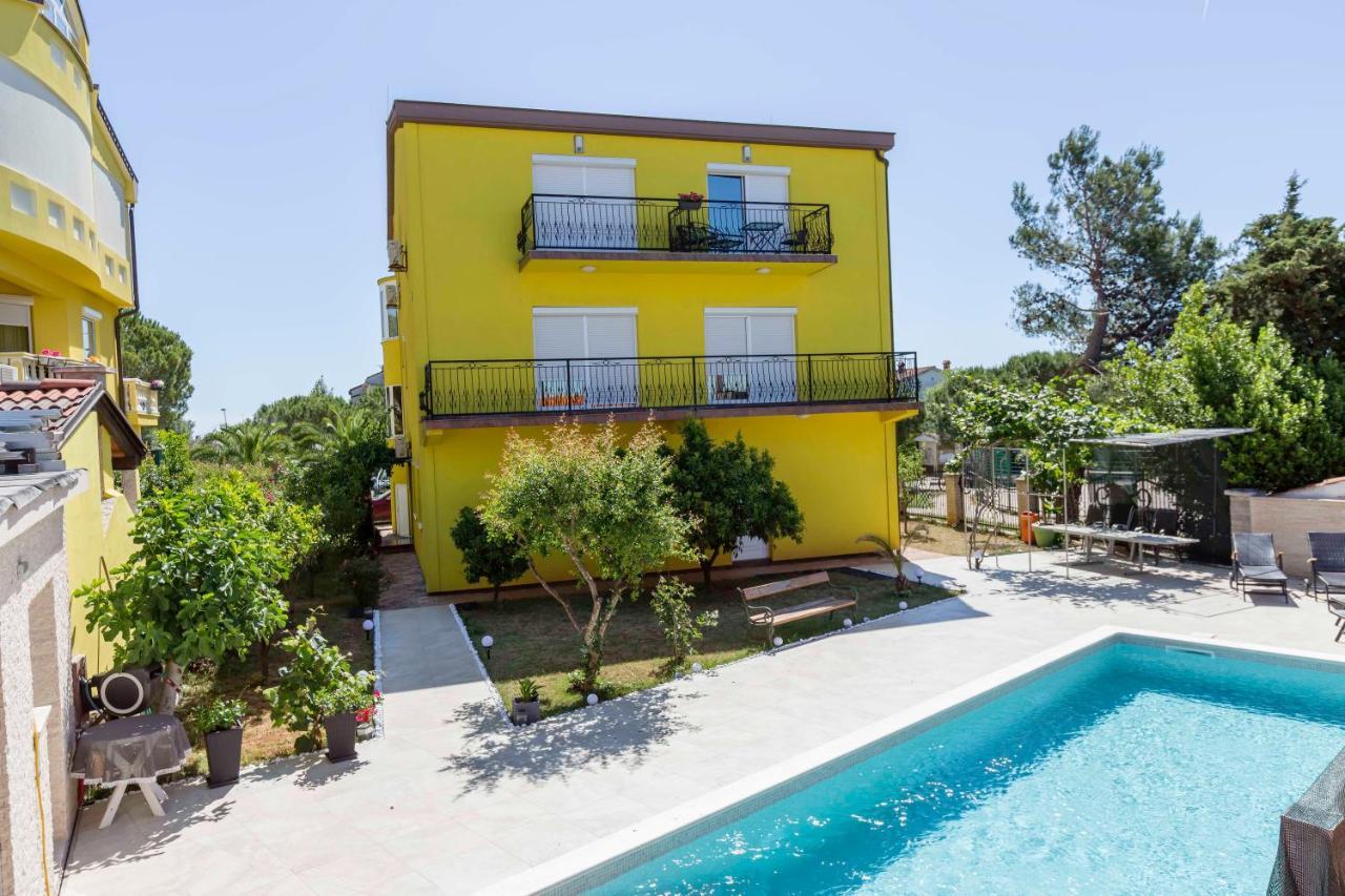 Apartment Mery Pula Bagian luar foto