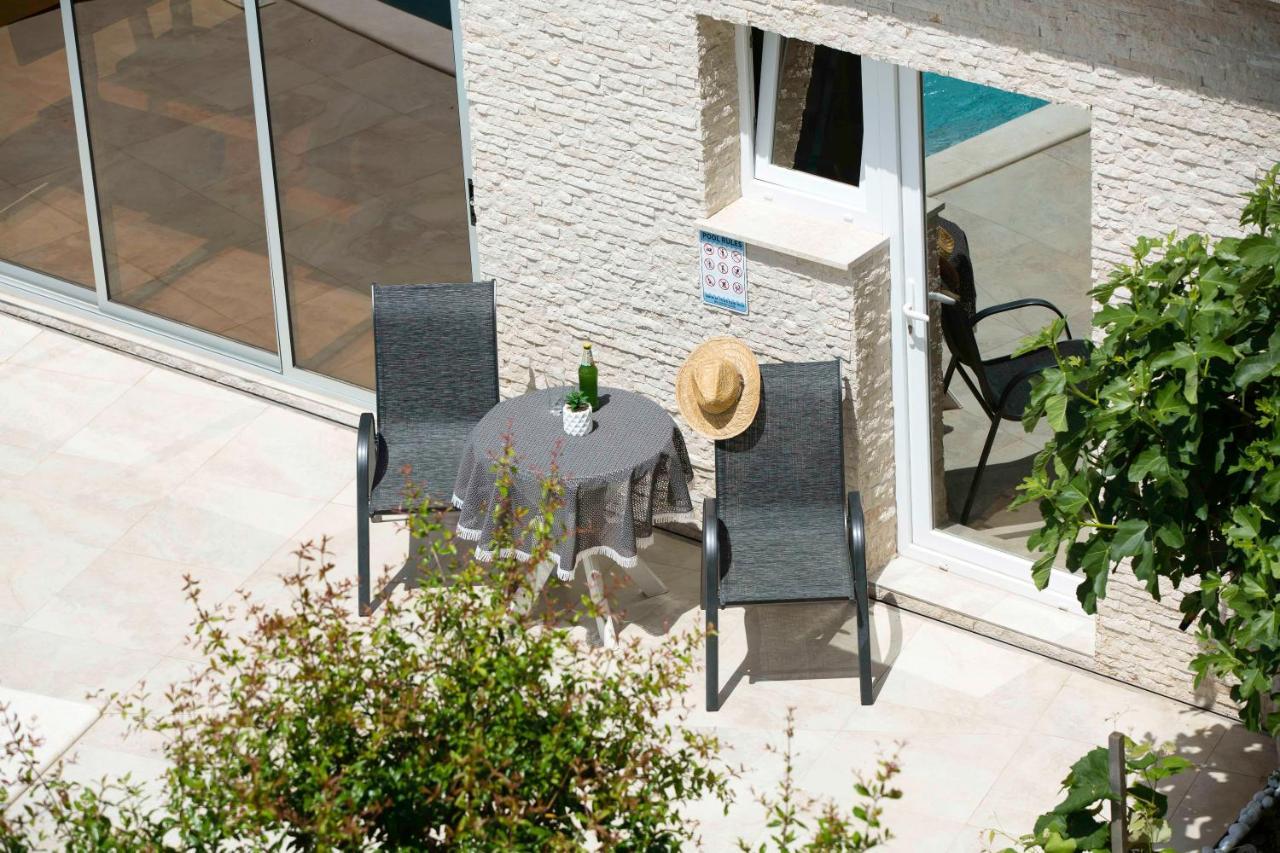 Apartment Mery Pula Bagian luar foto
